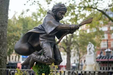 The Big Picture Registration Question and Answer: द बिग पिक्चर में आज का सवाल 2 harry potter statue